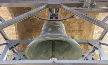 İtalya 'nın Bergamo kentindeki Civic Tower' da antik bir çan.