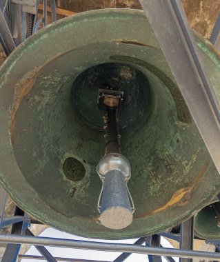 İtalya 'nın Bergamo kentindeki Civic Tower' da antik bir çan.