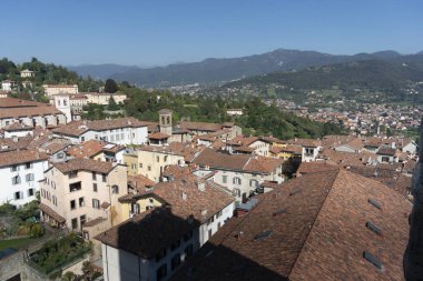 İtalya 'nın Bergamo kentinin havadan görünüşü