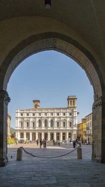 İtalya 'nın Bergamo kentindeki Piazza Vecchia' daki Kent Kütüphanesi 'nin kemerinden bakın.