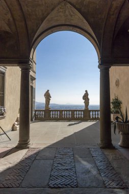 İtalya 'nın Bergamo antik şehrinde manzaralı bir avlu.