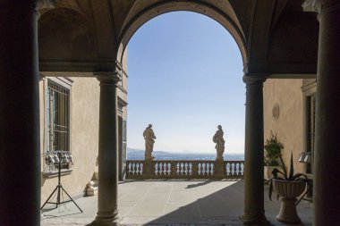 İtalya 'nın Bergamo antik şehrinde manzaralı bir avlu.