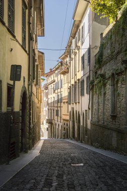 Eski Bergamo şehrinde dar bir sokakta mimarlık, İtalya, Avrupa