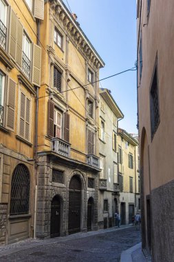 Eski Bergamo şehrinde dar bir sokakta mimarlık, İtalya, Avrupa