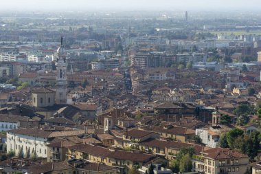 Lombardiya bölgesindeki Bergamo şehrinin havadan görünüşü, İtalya, Avrupa