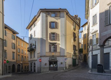 Eski Bergamo şehrinde dar bir sokakta mimarlık, İtalya, Avrupa