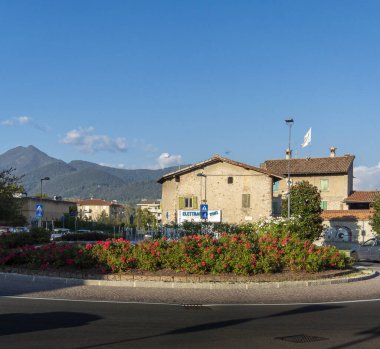 Torre Boldone, Bergamo, İtalya 'da dağlarla çevrili bir kavşakta çiçekler.
