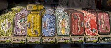 Bir markette satılık bir dizi sardalya konservesi.