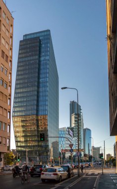 Milano, İtalya 'da modern binalar, gökdelenler, yollar ve trafik