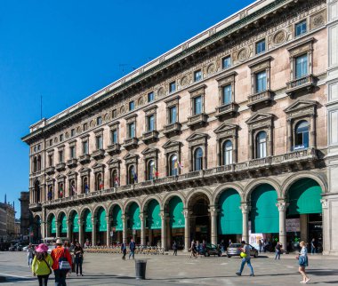 İtalya 'nın Milano şehrinde antik alışveriş atari mimarisi