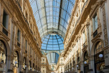 Galleria Vittorio Emanuele II 'nin süslü iç mekanı, İtalya, Milan' da alışveriş salonu.