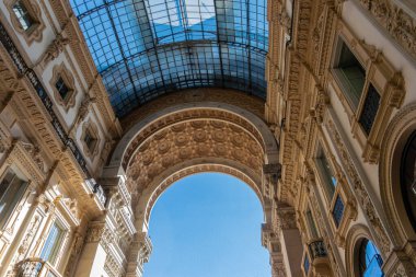 Galleria Vittorio Emanuele II 'nin süslü iç mekanı, İtalya, Milan' da alışveriş salonu.