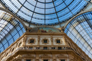 Galleria Vittorio Emanuele II 'nin süslü iç mekanı, İtalya, Milan' da alışveriş salonu.