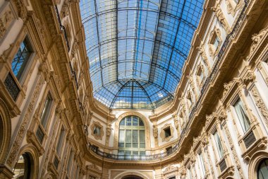 Galleria Vittorio Emanuele II 'nin süslü iç mekanı, İtalya, Milan' da alışveriş salonu.