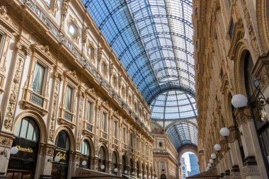 Galleria Vittorio Emanuele II 'nin süslü iç mekanı, İtalya, Milan' da alışveriş salonu.