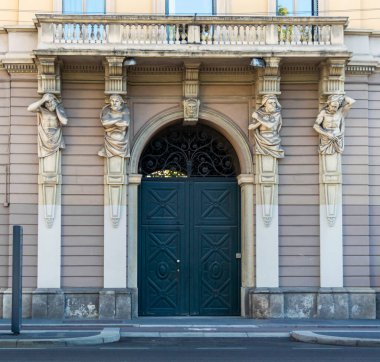 İtalya 'nın Milano şehrinde ahşap kapı ve balkonu süsleyin.