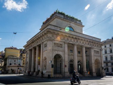 İtalya 'nın Milano kentinin antik geçitlerinden birinin sokak manzarası