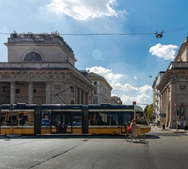 İtalya 'nın Milano kentinin antik geçitlerinden birinden geçen bir tramvay ve bisikletçi.