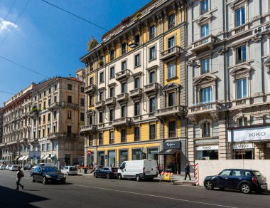 İtalya 'nın Milano kentindeki antik mimarinin sokak manzarası