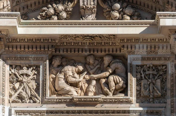 Detail Reliéfu Fasádě Katedrály Miláně Itálie — Stock fotografie