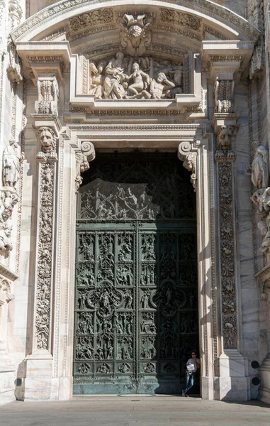 Puerta Adornada Catedral Milán Italia —  Fotos de Stock