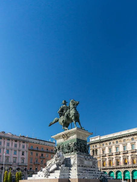 Vittorio Emanuele Szobra Milánói Cathedral Square — Stock Fotó