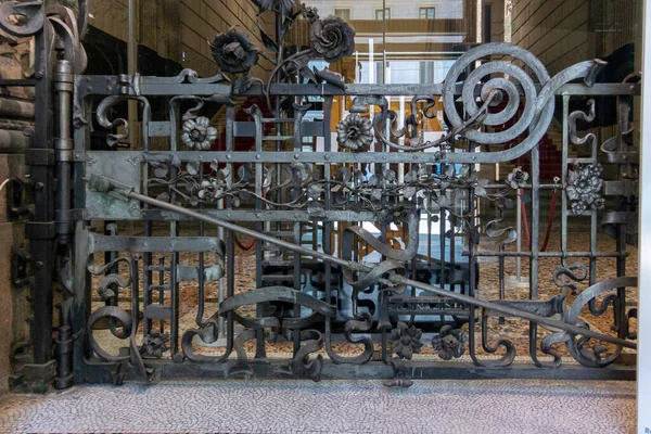 Zdobené Tepané Železo Budově Palazzo Castiglioni Miláně Itálie — Stock fotografie