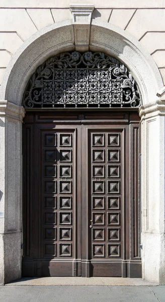 Zdobené Dřevěné Dveře Miláně Itálie — Stock fotografie