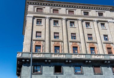 İtalya 'nın Milano şehrindeki bir binanın ön cephesi.