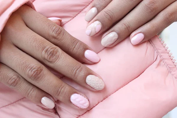 Романтические розовые ногти — стоковое фото