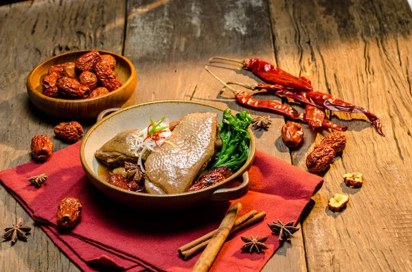 Çin Komposto ördek buğulama malzemeleri ile ahşap masa kase kiremit