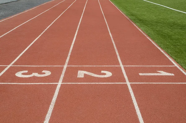 Futbol stadyumundaki yarış pistinde 123 numara.