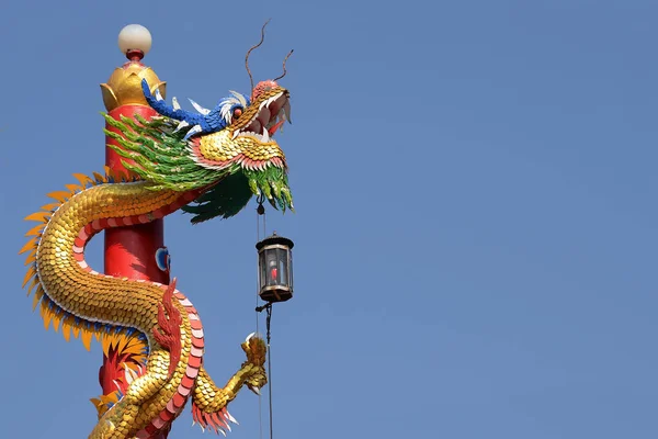 Çince ejderha heykeli mavi gökyüzü arka plan ile — Stok fotoğraf