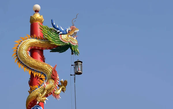 Çince ejderha heykeli mavi gökyüzü arka plan ile.