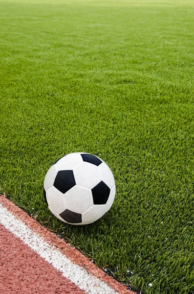 Futbol topu stadyumdaki yapay çim futbol sahasında..