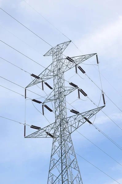 Güç durağanlığına yüksek voltaj pilonları ve güç hatları
