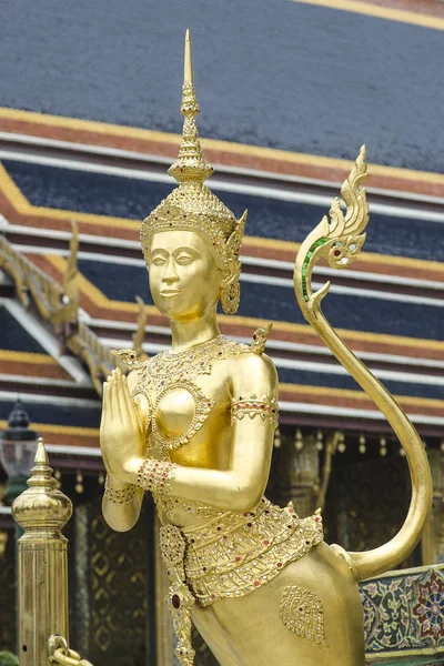 Kinnaree Goden Estilo Tailandês Nativo Meio Ângulo Escultura Meio Pássaro Fotos De Bancos De Imagens
