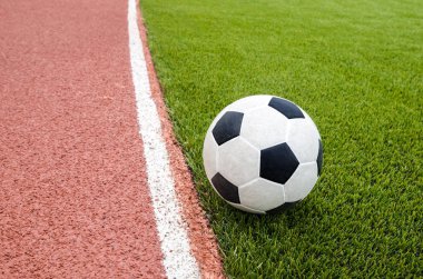 Futbol topu stadyumdaki yapay çim futbol sahasında..