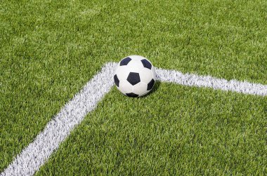 Yapay yeşil çim alanda beyaz satıra ilgili futbol futbol