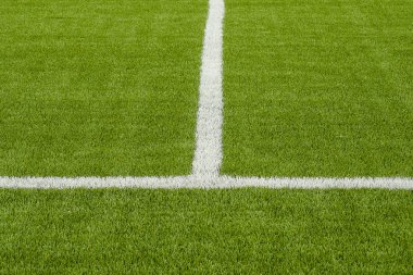Yapay yeşil çim futbol sahası üzerinde beyaz hat işaretleme 