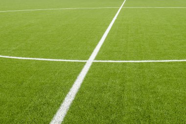 Yapay yeşil çim futbol sahası üzerinde beyaz hat işaretleme 