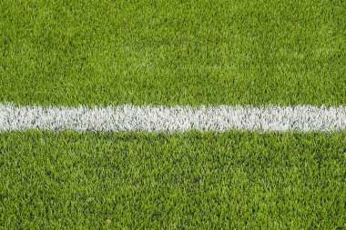 Yapay yeşil çim futbol sahası üzerinde beyaz hat işaretleme 