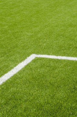 Yapay yeşil çim futbol sahası üzerinde beyaz hat işaretleme 