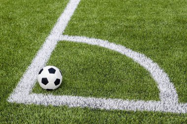 Köşedeki suni yeşil çim sahada futbol futbol