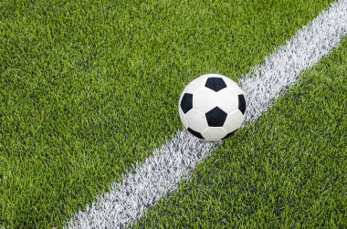Yapay yeşil çim alanda beyaz satıra ilgili futbol futbol