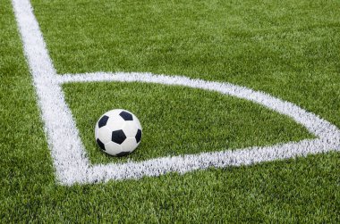 Köşedeki suni yeşil çim sahada futbol futbol