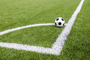 Köşedeki suni yeşil çim sahada futbol futbol
