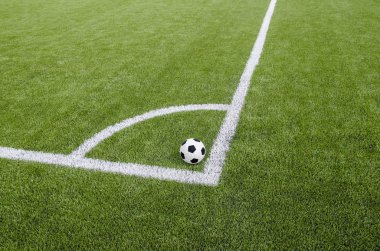 Köşedeki suni yeşil çim sahada futbol futbol