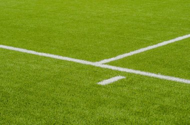 Yapay yeşil çim futbol sahası üzerinde beyaz hat işaretleme 