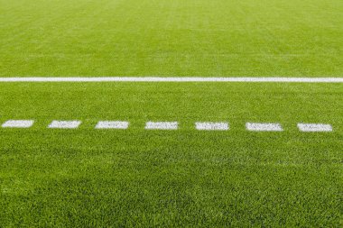 Yapay yeşil çim futbol sahası üzerinde beyaz hat işaretleme 